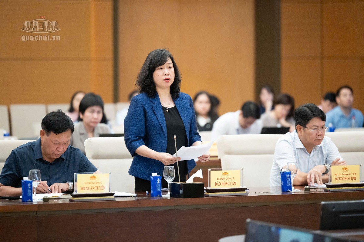 Bộ trưởng Bộ Y tế Đào Hồng Lan trình bày về các nội dung cơ bản của dự án Luật. Ảnh: Cổng Thông tin điện tử Quốc hội.