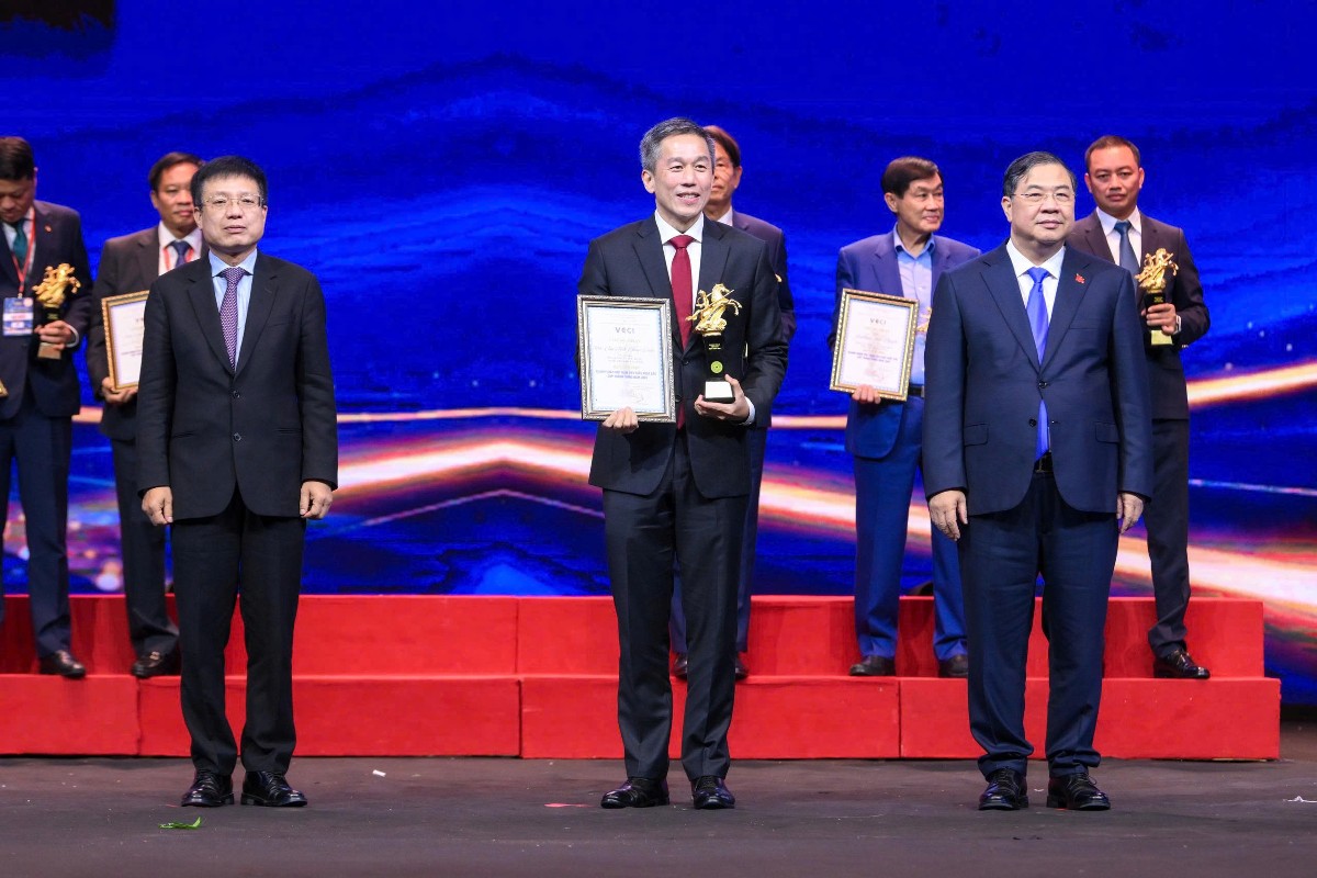 Ông Lester Tan được VCCI vinh danh trong Lễ trao giải thưởng Cúp Thánh Gióng 2026, diễn ra tối ngày 11/10. (Ảnh: BTC).