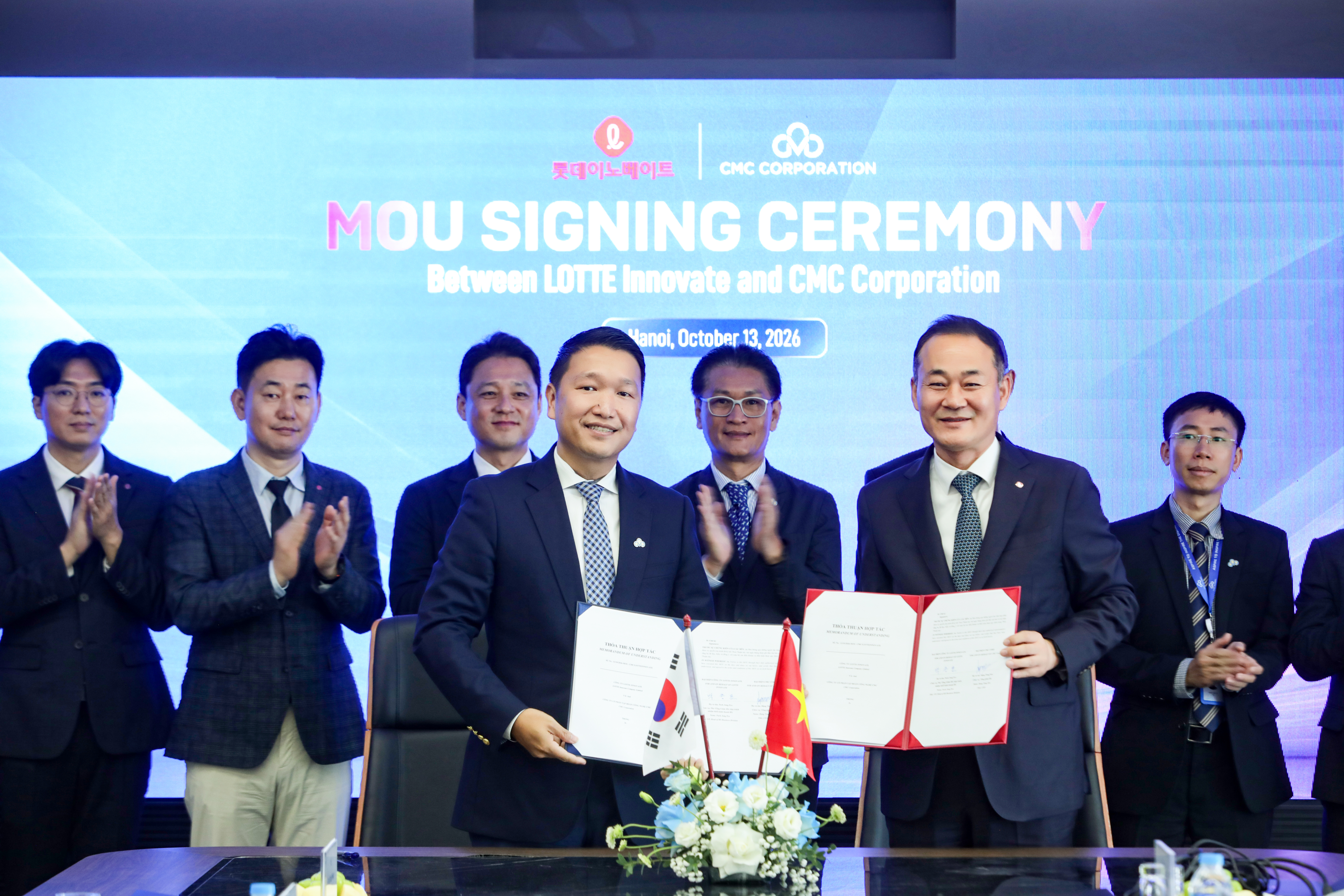 Đại diện lãnh đạo Tập đoàn Công nghệ CMC và LOTTE Innovate tại lễ ký kết thỏa thuận hợp tác chiến lược ngày 13/10 tại Hà Nội.