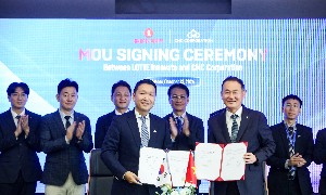 Đại diện lãnh đạo Tập đoàn Công nghệ CMC và LOTTE Innovate tại lễ ký kết thỏa thuận hợp tác chiến lược ngày 13/10 tại Hà Nội.
