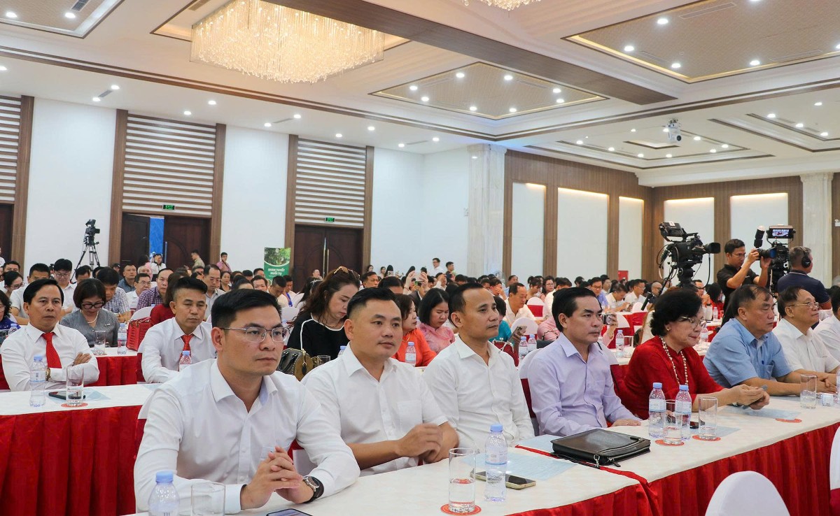 Đại diện cộng đồng doanh nghiệp, doanh nhân tỉnh Nghệ An dự Chương trình. Ảnh: PT