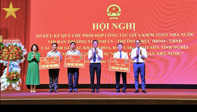 Trao biểu trưng nhà tình nghĩa cho các gia đình có công với cách mạng, có hoàn cảnh đặc biệt khó khăn tại Gia Lai, Khánh Hòa và Đắk Lắk. Ảnh KTNN