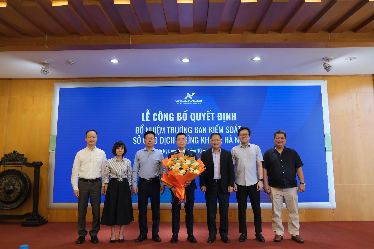 Ông Khương Xuân Thảo (1982), trình độ Thạc sĩ Tài chính ngân hàng, Đại học Kinh tế Quốc dân, làm việc tại Sở Giao dịch Chứng khoán Việt Nam từ năm 2021.
