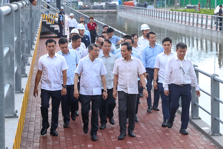 Thủ tướng Lê Minh Hưng và Bí thư Thành ủy TPHCM Trần Lưu Quang kiểm tra thực địa Dự án "Giải quyết ngập do triều khu vực TPHCM, có xét đến yếu tố biến đổi khí hậu – Giai đoạn 1" - Ảnh: chinhphu.vn/Nhật Bắc