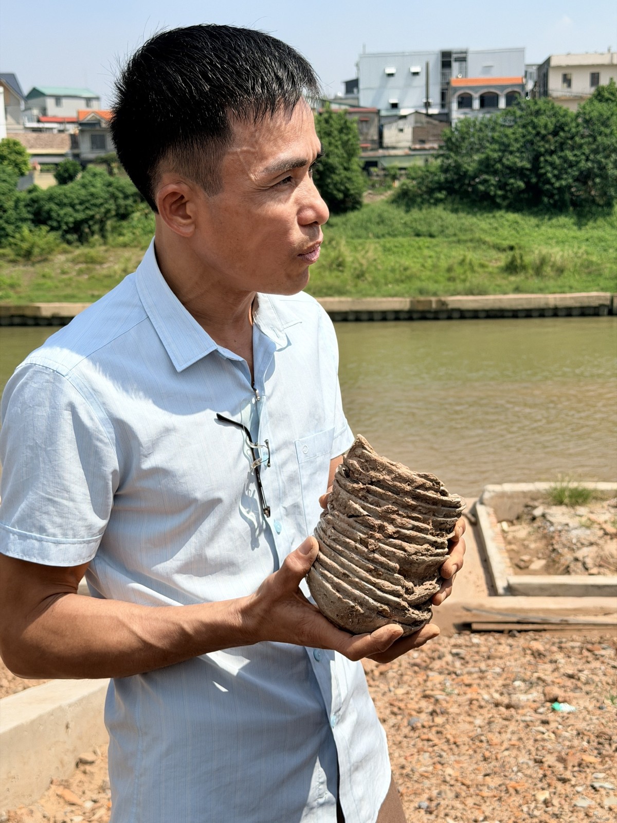 Ông Nguyễn Chí Phương, Chủ nhiệm CLB Nghệ nhân - Thợ giỏi làng gốm Kim Lan (thuộc Hội Gốm Sứ Kim Lan) chia sẻ ý nghĩa của những mảnh gốm cổ của làng Kim Lan. Ảnh: Lý Hà