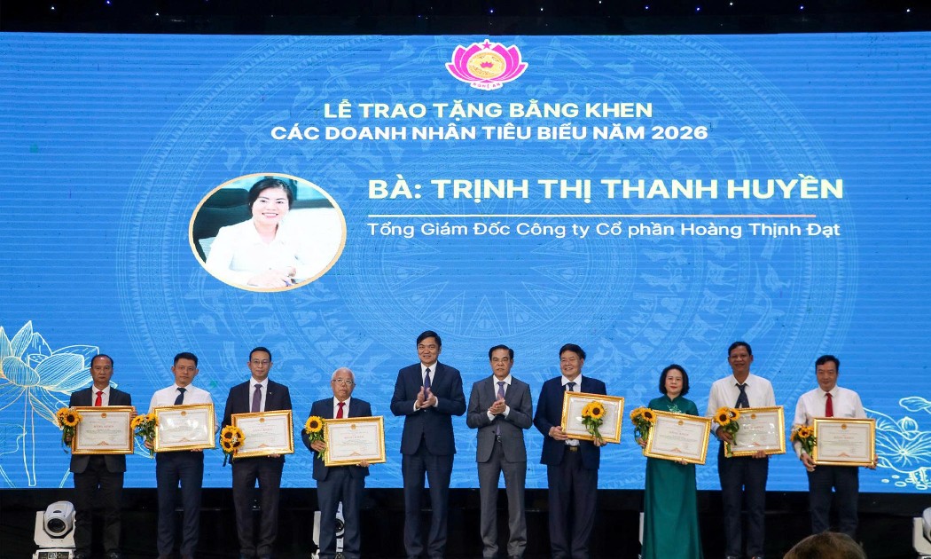 Lãnh đạo tỉnh Nghệ An tặng hoa và trao Bằng khen cho các Doanh nhân tiêu biểu. Ảnh: PT