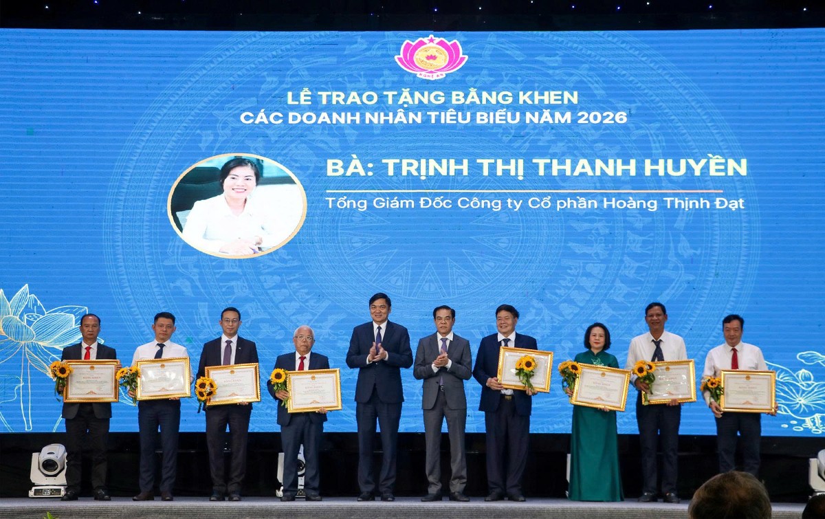 Lãnh đạo tỉnh Nghệ An tặng hoa và trao Bằng khen cho các Doanh nhân tiêu biểu. Ảnh: PT