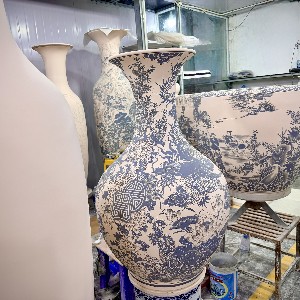 Sản phẩm của làng gốm Kim Lan. Ảnh: Lý Hà