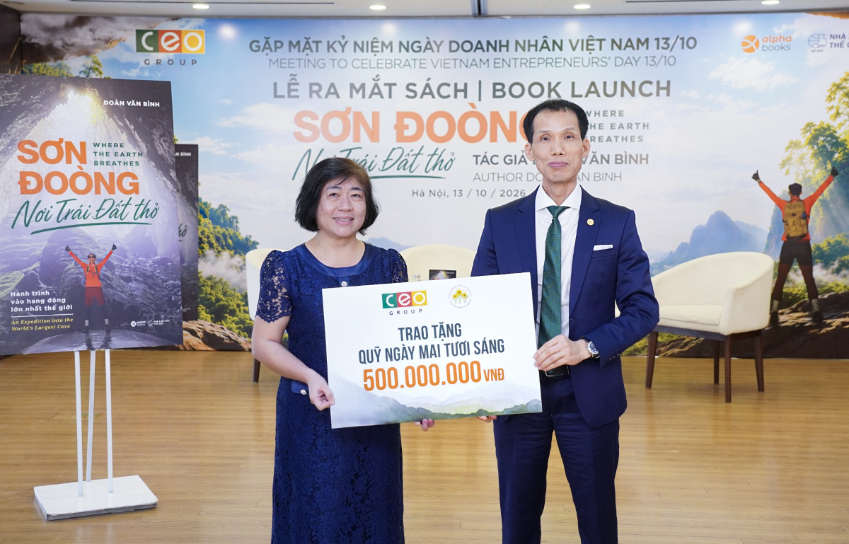 Tại sự kiện, tác giả Đoàn Văn Bình đã trao 500.000.000 đồng cho Quỹ Ngày mai tươi sáng, từ nguồn đóng góp của tác giả, cán bộ nhân viên CEO Group và toàn bộ số tiền thu được từ hoạt động đấu giá. Ảnh: CEO