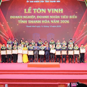 Lãnh đạo tỉnh Thanh Hóa trao tặng Bằng khen cho các doanh nghiệp đạt thành tích xuất sắc trong hoạt động sản xuất, kinh doanh, góp phần vào sự phát triển kinh tế - xã hội của tỉnh năm 2026. Ảnh: Xuân Nghĩa