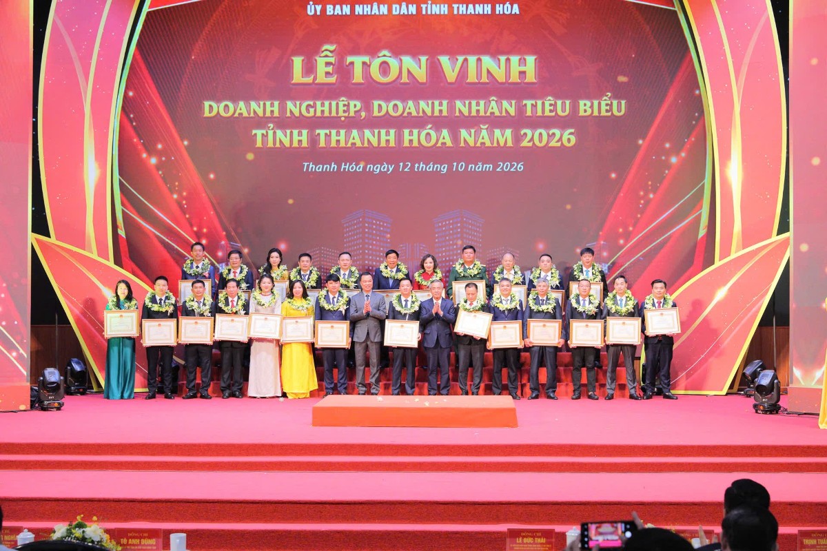 Lãnh đạo tỉnh Thanh Hóa trao tặng Bằng khen cho các doanh nghiệp đạt thành tích xuất sắc trong hoạt động sản xuất, kinh doanh, góp phần vào sự phát triển kinh tế - xã hội của tỉnh năm 2026. Ảnh: Xuân Nghĩa