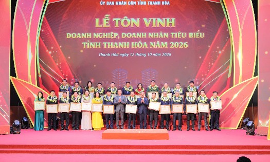 Lãnh đạo tỉnh Thanh Hóa trao tặng Bằng khen cho các doanh nghiệp đạt thành tích xuất sắc trong hoạt động sản xuất, kinh doanh, góp phần vào sự phát triển kinh tế - xã hội của tỉnh năm 2026. Ảnh: Xuân Nghĩa