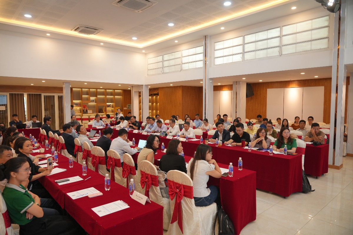 Tại hội thảo, nhiều doanh nghiệp ngành gỗ cho biết họ đang mắc kẹt giữa các quy định về nguyên liệu và thuế VAT. Ảnh Hawa.