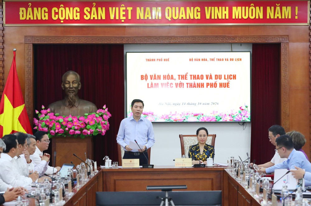 Phó Bí thư Thường trực Thành ủy Huế Trịnh Mạnh Linh phát biểu tại buổi làm việc. Ảnh: UBND TP Huế