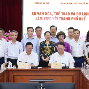 Thứ trưởng Bộ Văn hóa, Thể thao và Du lịch Nguyễn Huy Dũng và Chủ tịch UBND thành phố Huế Lê Trí Thanh ký kết Kế hoạch phối hợp hành động về phát triển văn hóa, thể thao và du lịch đến năm 2030. Ảnh: UBND TP. Huế