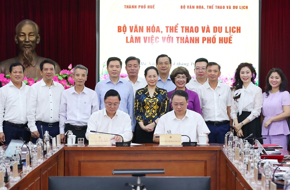 Thứ trưởng Bộ Văn hóa, Thể thao và Du lịch Nguyễn Huy Dũng và Chủ tịch UBND thành phố Huế Lê Trí Thanh ký kết Kế hoạch phối hợp hành động về phát triển văn hóa, thể thao và du lịch đến năm 2030. Ảnh: UBND TP. Huế