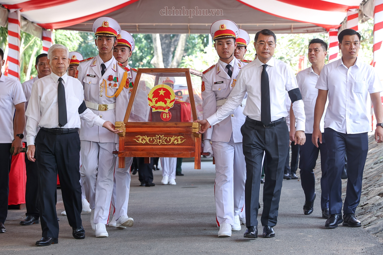 Thủ tướng Chính phủ Lê Minh Hưng cùng nguyên Chủ tịch nước Nguyễn Minh Triết đưa hài cốt liệt sĩ tới vị trí an táng. Ảnh: chinhphu.vn/Nhật Bắc
