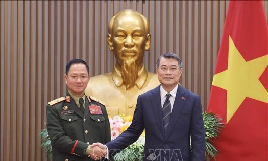 Prime Minister Le Minh Hung receives General Khamliang Outhakaysone, Deputy Prime Minister and Minister of National Defense of Laos on October 13. (Photo: VNA)