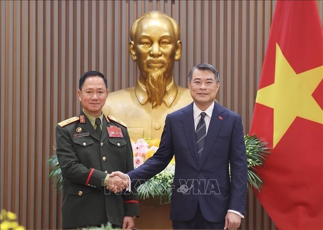 PM urges stronger defense industry, border links with Laos, Cambodia