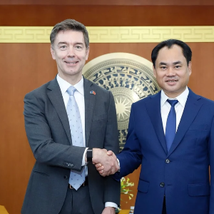 Đại sứ Julien Guerrier và Bộ trưởng Trịnh Việt Hùng. Ảnh: Bộ Nông nghiệp và Môi trường.