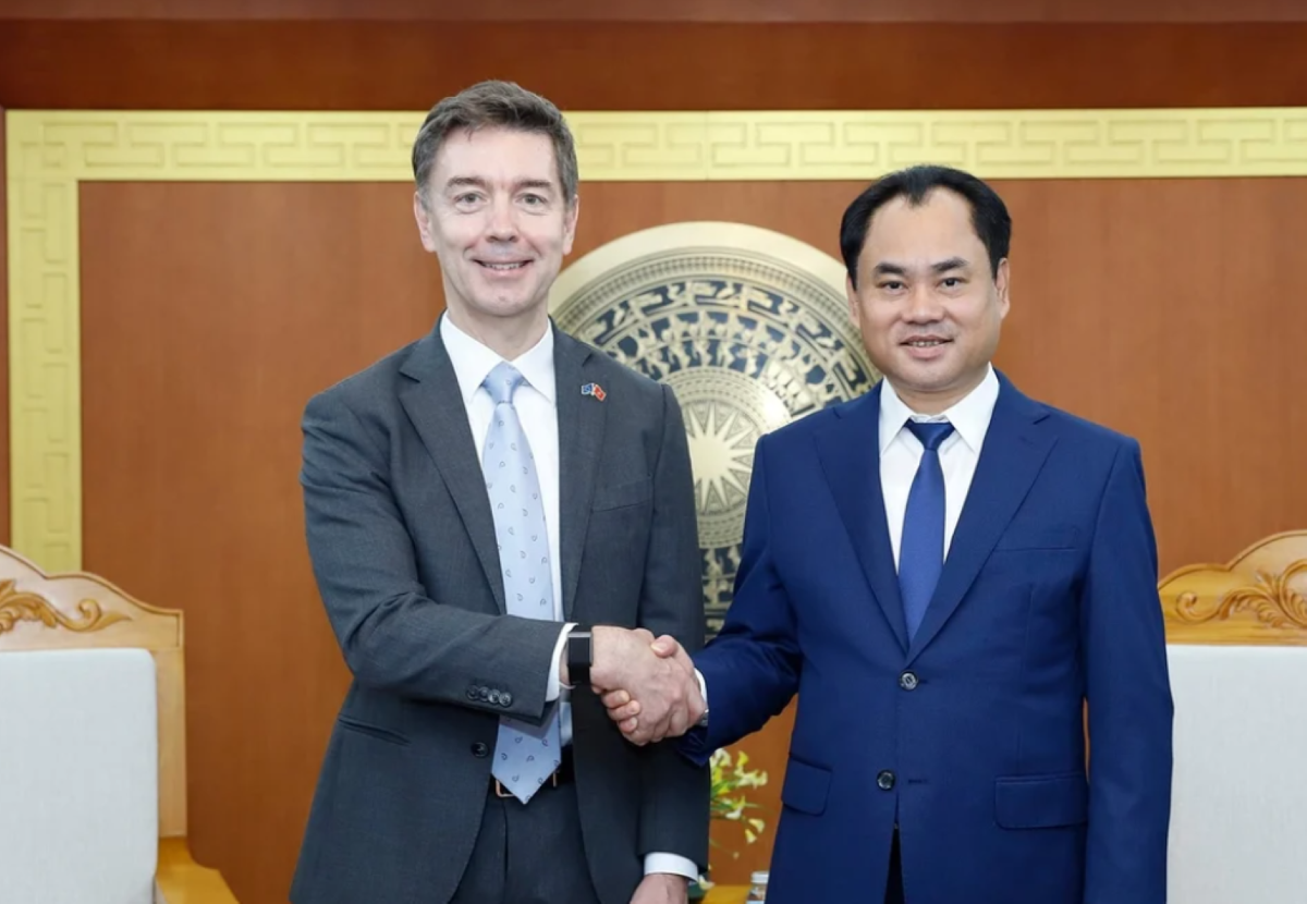Đại sứ Julien Guerrier và Bộ trưởng Trịnh Việt Hùng. Ảnh: Bộ Nông nghiệp và Môi trường.