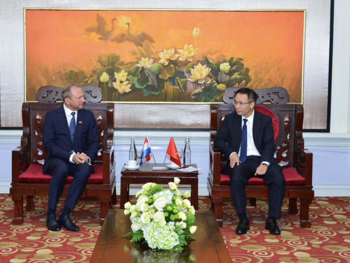 Phó Chủ tịch UBCKNN Hà Duy Tùng (bên phải) và Bộ trưởng Bộ Tài chính Đại Công quốc Luxembourg Gilles Roth (bên trái) tại buổi làm việc.