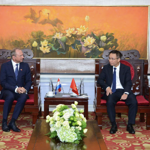 Phó Chủ tịch UBCKNN Hà Duy Tùng (bên phải) và Bộ trưởng Bộ Tài chính Đại Công quốc Luxembourg Gilles Roth (bên trái) tại buổi làm việc.