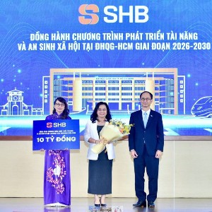 Tổng giám đốc SHB Ngô Thu Hà trao tài trợ cho Chương trình phát triển tài năng và an sinh xã hội tại Đại học Quốc gia Thành phố Hồ Chí Minh giai đoạn 2026-2030.