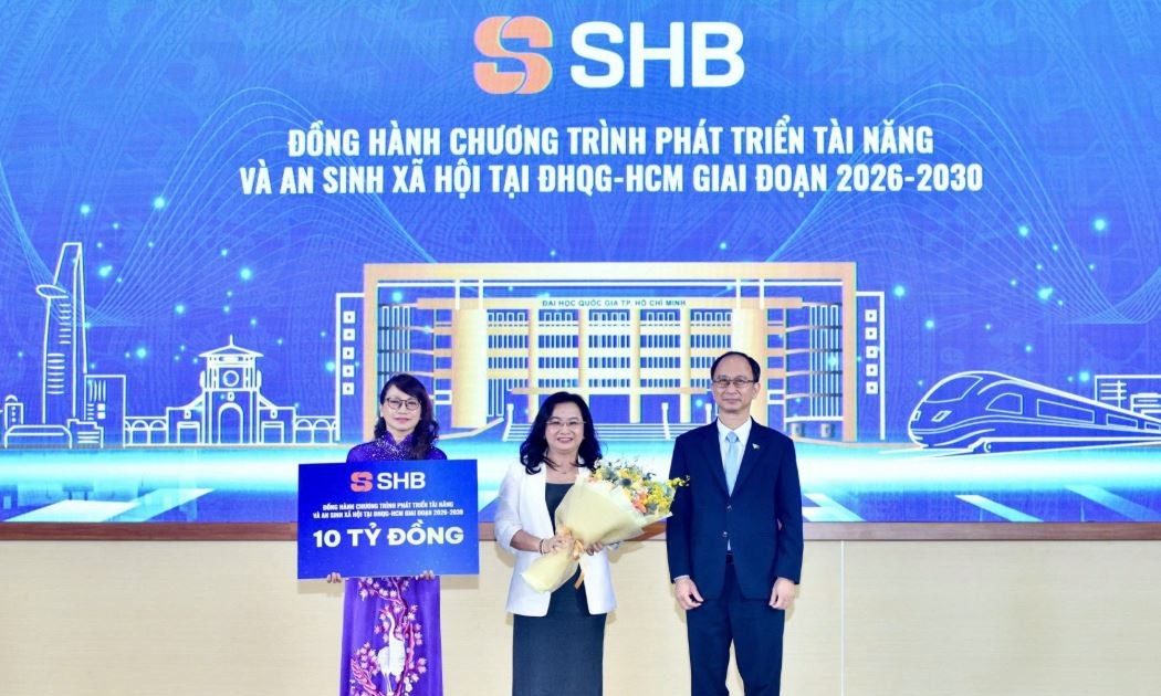 Tổng giám đốc SHB Ngô Thu Hà trao tài trợ cho Chương trình phát triển tài năng và an sinh xã hội tại Đại học Quốc gia Thành phố Hồ Chí Minh giai đoạn 2026-2030.