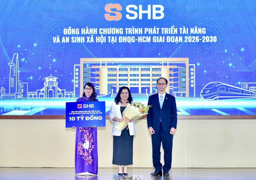 Tổng giám đốc SHB Ngô Thu Hà trao tài trợ cho Chương trình phát triển tài năng và an sinh xã hội tại Đại học Quốc gia Thành phố Hồ Chí Minh giai đoạn 2026-2030.