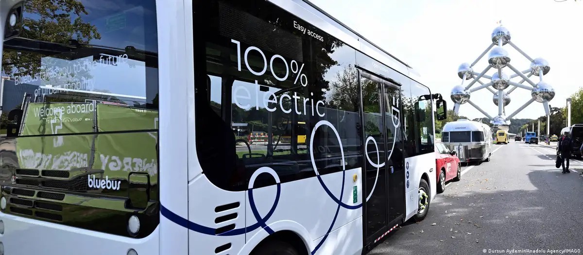 Xe buýt điện tại thủ đô Brussels của Bỉ. Những phương tiện này ngày càng phổ biến trong hệ thống giao thông công cộng châu Âu. Ảnh: Dursun Aydemir/Anadolu Agency/IMAGO
