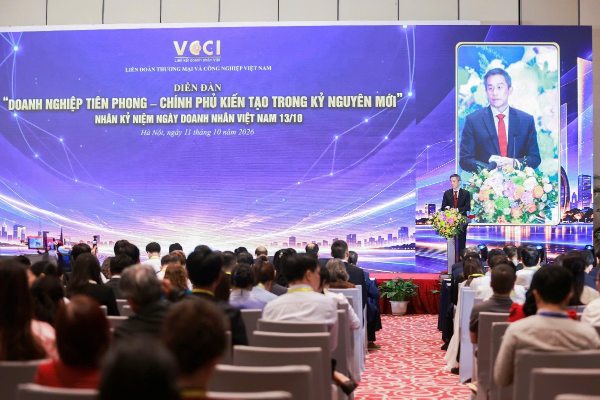 Ông Lester Tan chia sẻ với cộng đồng doanh nhân tại Diễn đàn diễn ra ngày 11/10. (Ảnh: BTC).