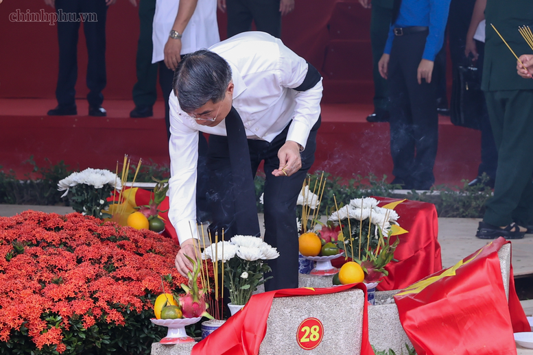 Thủ tướng Chính phủ Lê Minh Hưng thắp hương tưởng nhớ các liệt sĩ tại các phần mộ. Ảnh: chinhphu.vn/Nhật Bắc