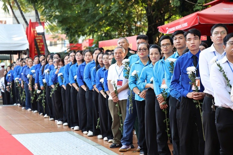 Các cựu chiến binh, các tầng lớp nhân dân vào viếng, tiễn đưa các liệt sĩ về nơi an nghỉ - Ảnh: chinhphu.vn/Thu Giang.