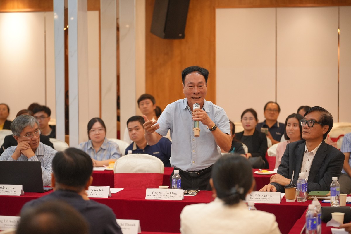 Ông Nguyễn Liêm, nguyên Chủ tịch Hiệp hội Chế biến gỗ Bình Dương (BIFA), Chủ tịch HĐQT Công ty cổ phần Lâm Việt, chia sẻ tại hội thảo. Ảnh: Hawa.