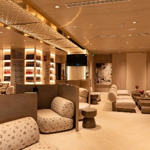 Không gian nội thất sang trọng tại SH Premium Lounge Tân Sơn Nhất mang lại sự thư giãn trọn vẹn và riêng tư cho hành khách. Ảnh: SH Premium Lounge