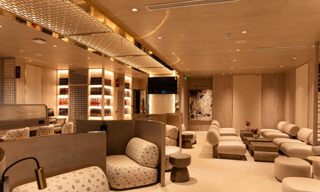 Không gian nội thất sang trọng tại SH Premium Lounge Tân Sơn Nhất mang lại sự thư giãn trọn vẹn và riêng tư cho hành khách. Ảnh: SH Premium Lounge