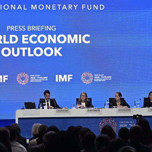 Họp báo công bố báo cáo Triển vọng Kinh tế Thế giới (WEO) cập nhật của IMF tại Bangkok ngày 13/10/2026 - Ảnh: Xinhua.