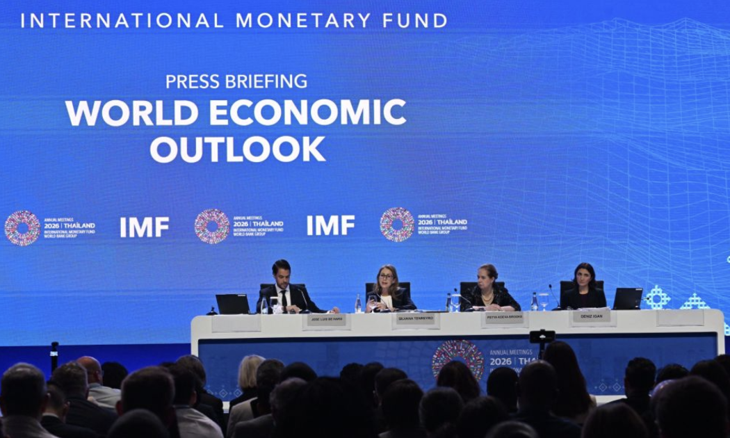 Họp báo công bố báo cáo Triển vọng Kinh tế Thế giới (WEO) cập nhật của IMF tại Bangkok ngày 13/10/2026 - Ảnh: Xinhua.