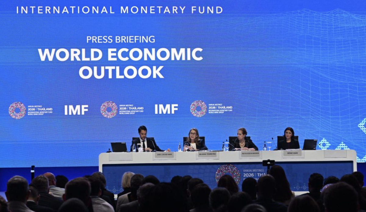 Họp báo công bố báo cáo Triển vọng Kinh tế Thế giới (WEO) cập nhật của IMF tại Bangkok ngày 13/10/2026 - Ảnh: Xinhua.