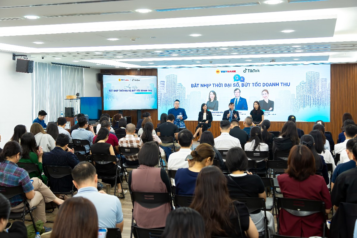 Đại diện Vietbank và TikTok trao đổi, giải đáp thắc mắc của khách hàng tại sự kiện.