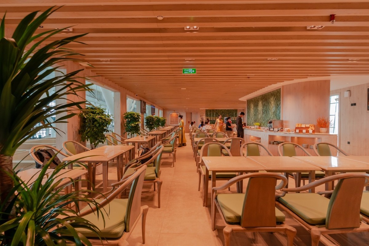 Không gian ẩm thực ấm cúng mang đậm dấu ấn bản địa. Ảnh: SH Premium Lounge