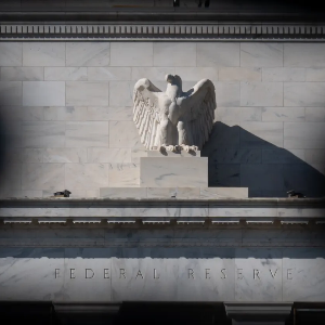 Tượng đại bàng bên ngoài tòa nhà trụ sở Fed ở Washington DC - Ảnh: Getty/CNBC.