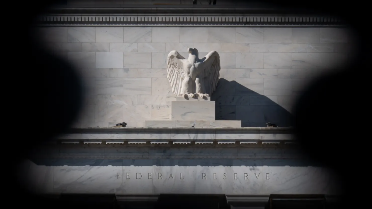 Tượng đại bàng bên ngoài tòa nhà trụ sở Fed ở Washington DC - Ảnh: Getty/CNBC.