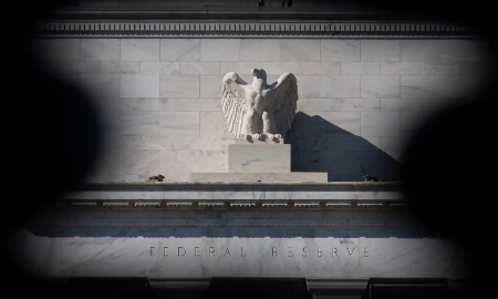 Tượng đại bàng bên ngoài tòa nhà trụ sở Fed ở Washington DC - Ảnh: Getty/CNBC.