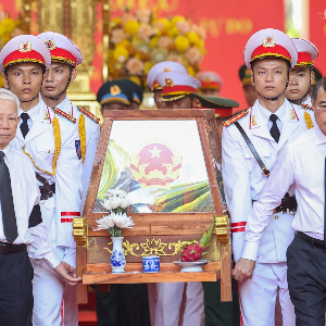Thủ tướng Chính phủ Lê Minh Hưng và nguyên Chủ tịch nước Nguyễn Minh Triết di chuyển giá khiêng hài cốt liệt sĩ lên xe để đến Nghĩa trang liệt sĩ Thành phố Hồ Chí Minh - Ảnh: chinhphu.vn/Nhật Bắc