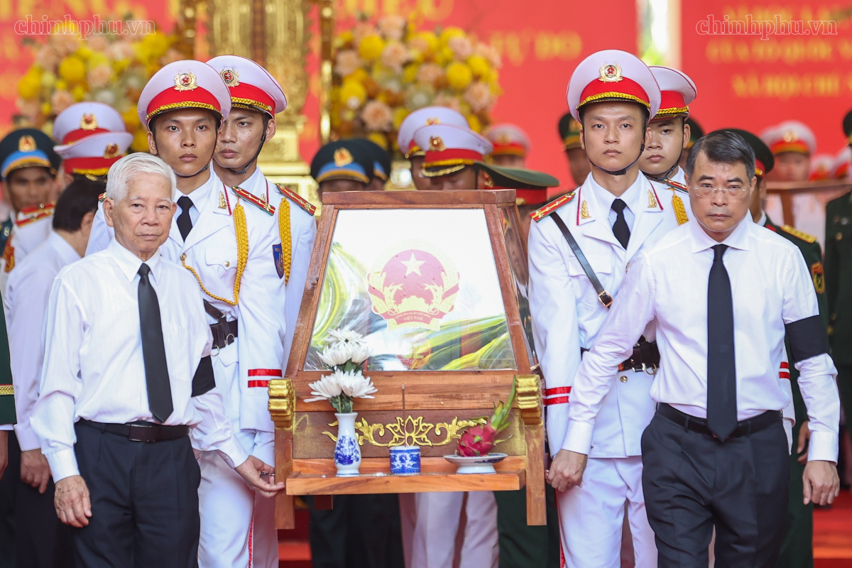 Thủ tướng Chính phủ Lê Minh Hưng và nguyên Chủ tịch nước Nguyễn Minh Triết di chuyển giá khiêng hài cốt liệt sĩ lên xe để đến Nghĩa trang liệt sĩ Thành phố Hồ Chí Minh - Ảnh: chinhphu.vn/Nhật Bắc