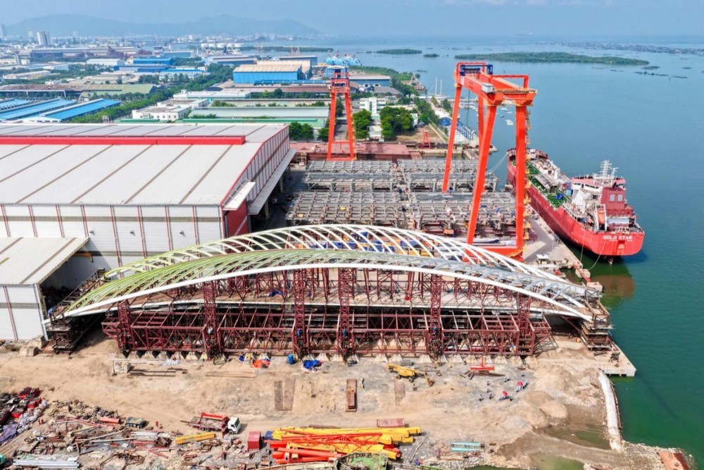 Khối vòm thép nhịp chính cầu đi bộ đã hoàn thành thử tải tại nhà máy, chờ lai dắt về công trường để hợp long. Ảnh: Nutifood