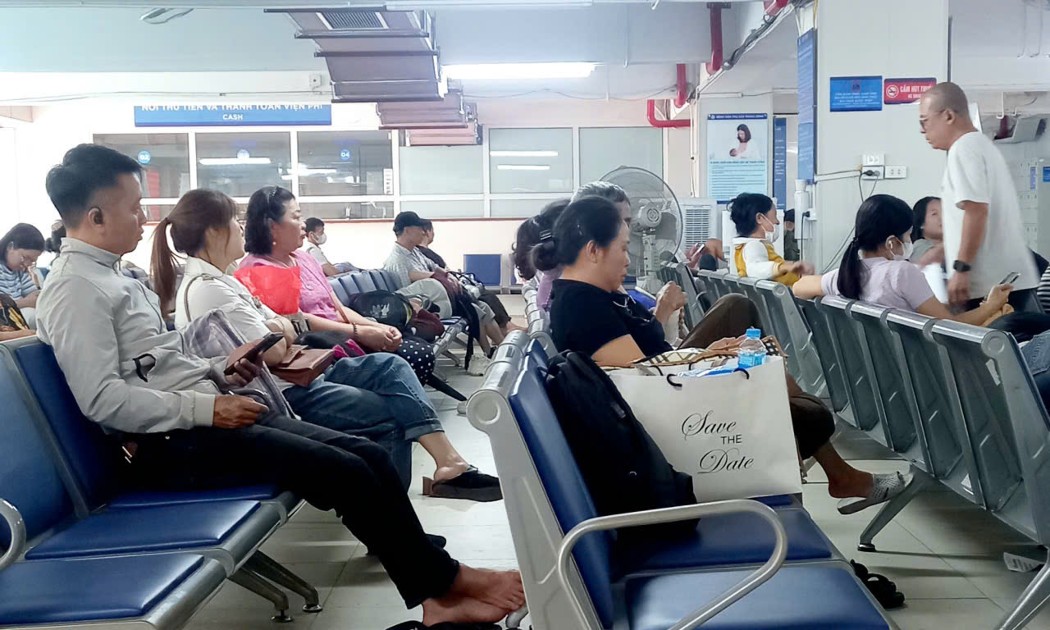 Người chờ làm thủ tục khám chữa bệnh bảo hiểm y tế. Ảnh: Thu Hằng.