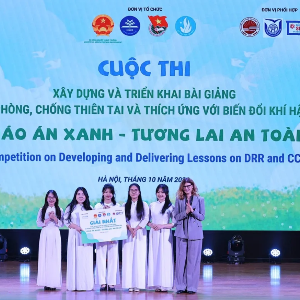 Bà Silvia Danailov - Trưởng Đại diện Quỹ Nhi đồng Liên Hợp Quốc (UNICEF) trao giải Nhất cuộc thi Giáo án xanh. Ảnh: Cục Quản lý Đê điều và Phòng chống thiên tai.